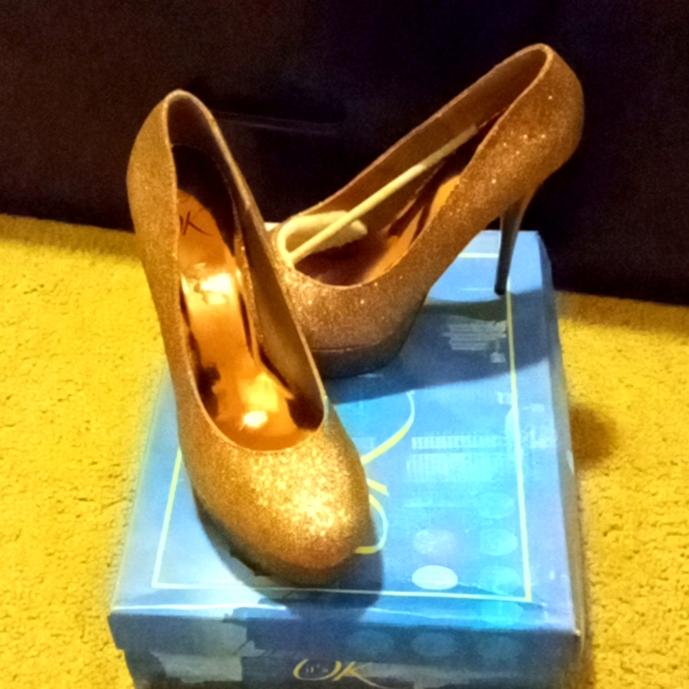 New woman size 10 glitter shoes